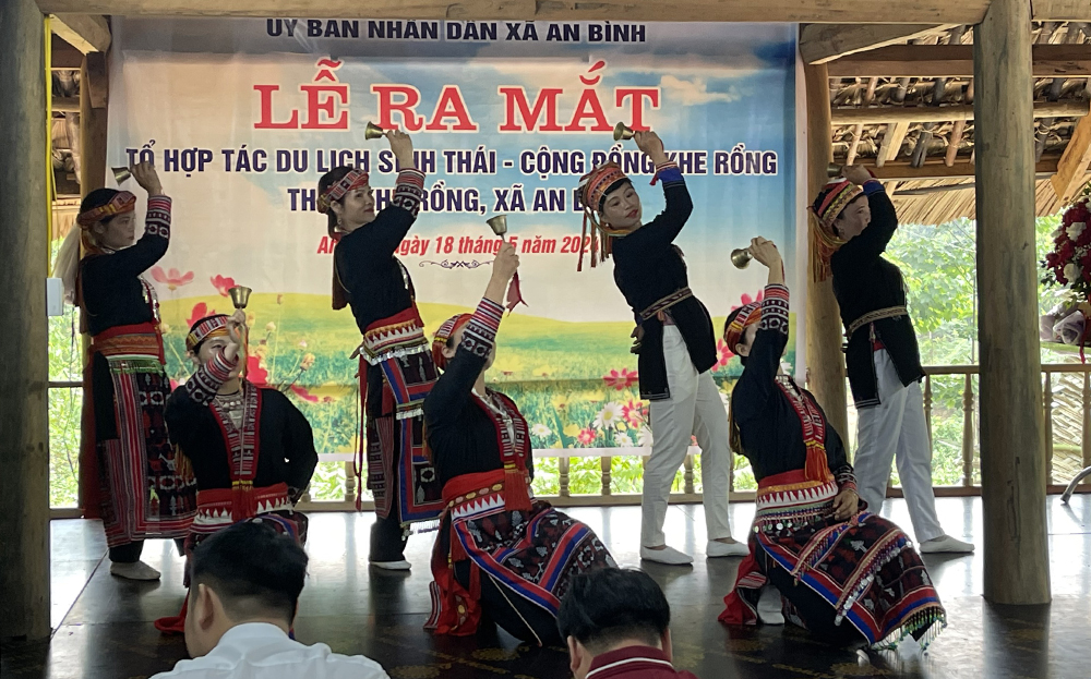 Biểu diễn văn nghệ giới thiệu bản sắc văn hóa dân tộc Dao trong lễ ra mắt Tổ hợp tác Du lịch - sinh thái Khe Rồng.