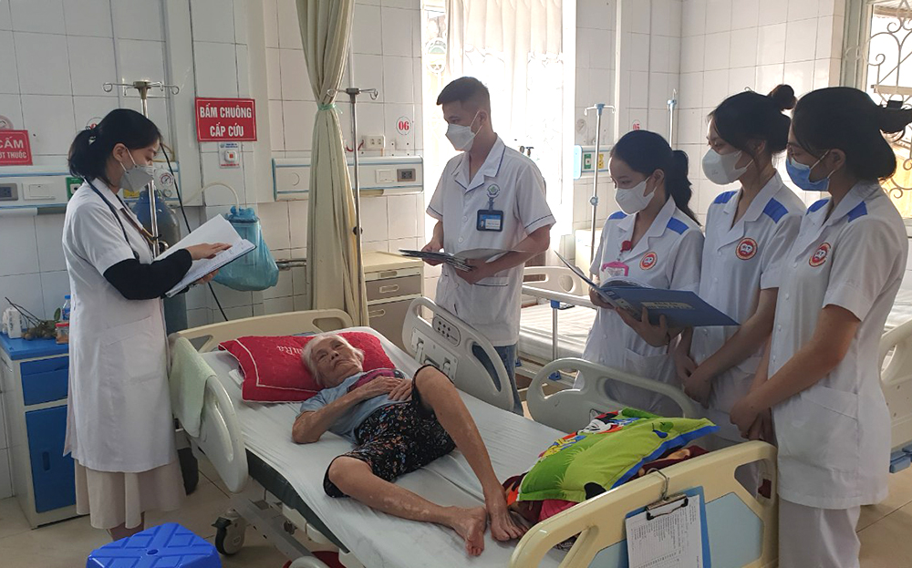 Người dân có thẻ BHYT được thăm khám và điều trị tại Trung tâm Y tế thành phố Yên Bái.