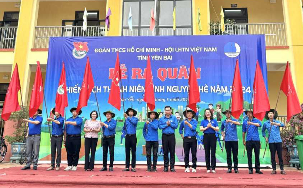 Ban Tổ chức trao mũ và cờ lệnh cho đại diện các đội hình thanh niên tình nguyện Hè 2024.