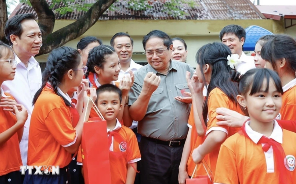 Thủ tướng Phạm Minh Chính với trẻ em khuyết tật tại Trung tâm Nuôi dưỡng trẻ khuyết tật Hà Nội.