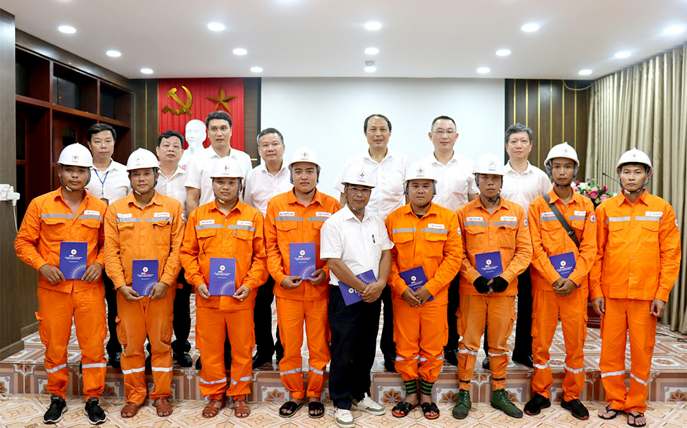 Lãnh đạo Công ty Điện lực Yên Bái gặp mặt, động viên Tổ xung kích lên đường tiếp sức hỗ trợ thi công xây dựng Dự án đường dây 500kV mạch 3 Quảng Trạch - Phố Nối.