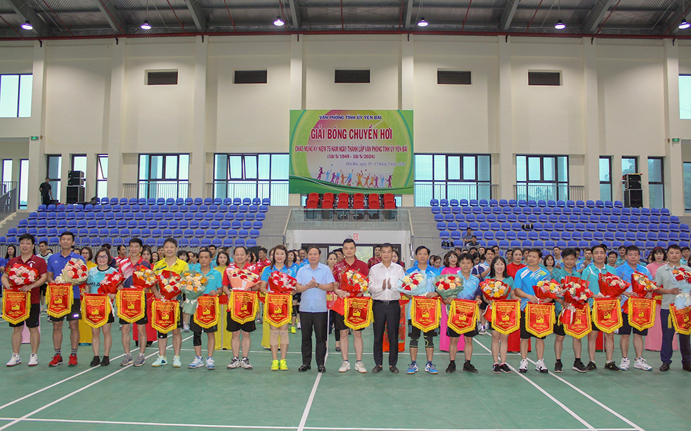 Lãnh đạo Văn phòng Tỉnh ủy Yên Bái tặng cờ lưu niệm cho các đội tham dự Giải bóng chuyền hơi.