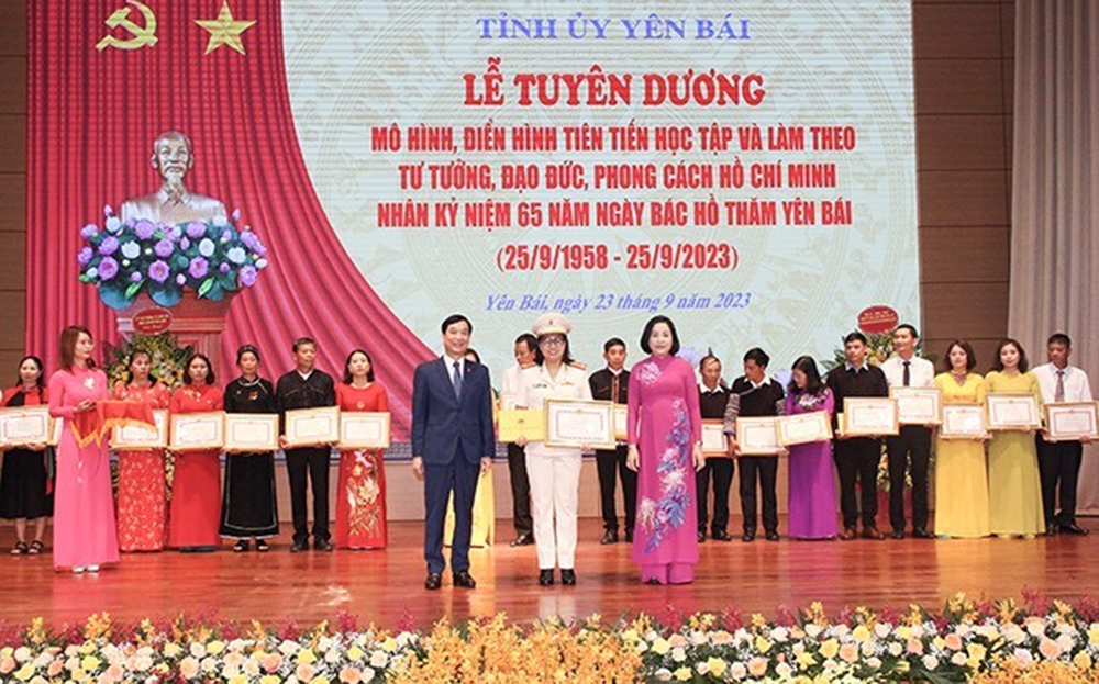 Các cá nhân điển hình tiên tiến tại nhận bằng khen tại Lễ tuyên dương các mô hình, điển hình tiên tiến học tập và làm theo tư tưởng, đạo đức, phong cách Hồ Chí Minh giai đoạn 2021 - 2023.