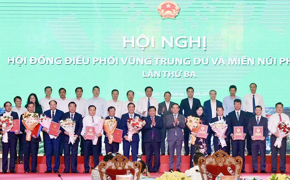 Phó Thủ tướng Chính phủ Trần Lưu Quang trao Quyết định phê duyệt quy hoạch vùng cho lãnh đạo các địa phương.
