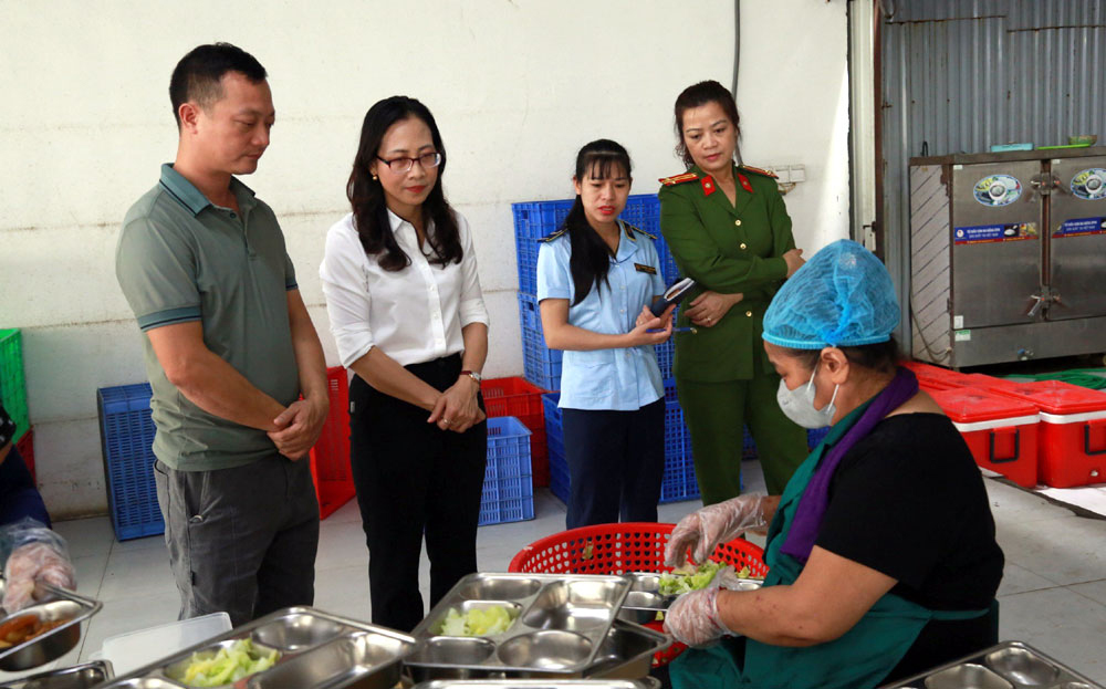 Đoàn kiểm tra liên ngành kiểm tra ATTP tại bếp ăn của Công ty TNHH Sản xuất và Đầu tư Lâm Phong, thôn Ngòi Sen, xã Văn Phú, thành phố Yên Bái.