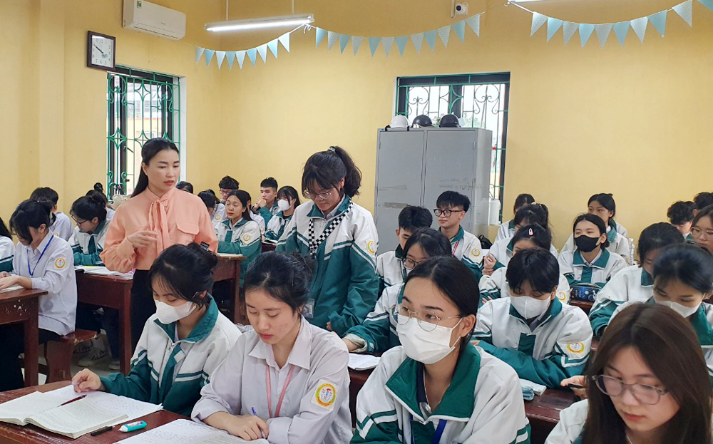 Giờ ôn tập môn ngữ Văn của cô và trò Trường THPT Hoàng Quốc Việt, thành phố Yên Bái