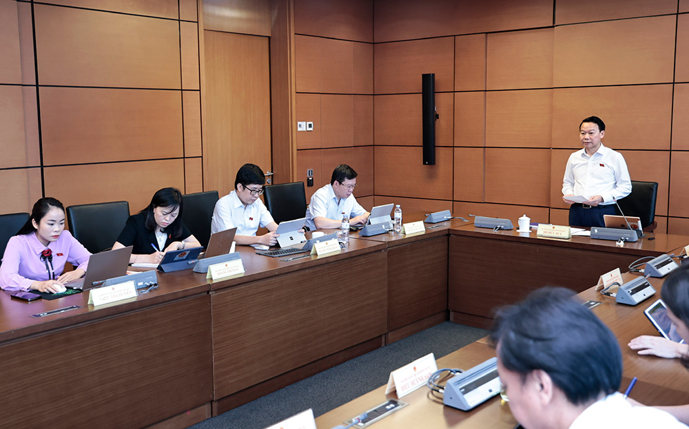 Bí thư Tỉnh ủy Đỗ Đức Duy - Trưởng đoàn Đại biểu Quốc hội tỉnh Yên Bái, chủ trì thảo luận tổ.