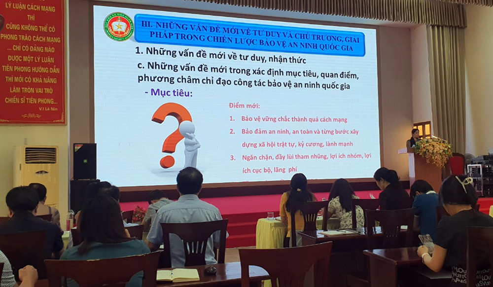 Lớp cập nhật kiến thức cho đội ngũ cán bộ lãnh đạo quản lý của tỉnh Yên Bái được tổ chức tại Trường Chính trị tỉnh. Ảnh Minh Quang