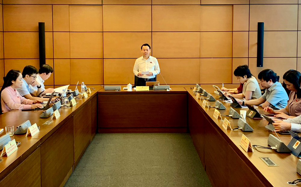 Đồng chí Đỗ Đức Duy - Trưởng đoàn Đại biểu Quốc hội tỉnh Yên Bái chủ trì thảo luận ở tổ chiều 31/5.