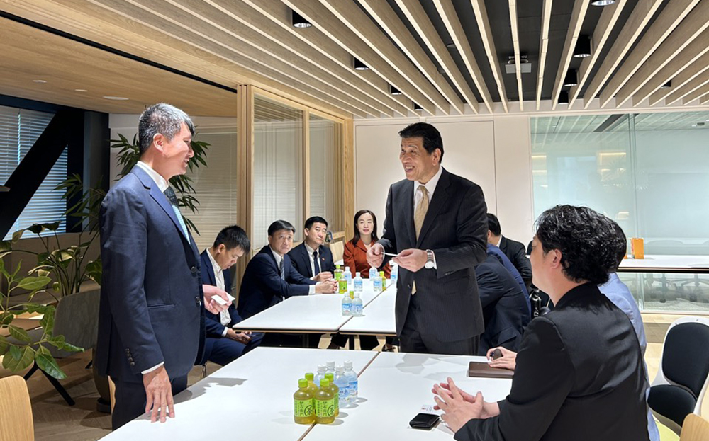Chủ tịch UBND tỉnh Trần Huy Tuấn trao đổi thông tin về tỉnh Yên Bái với Tập đoàn Nippon Zoki.