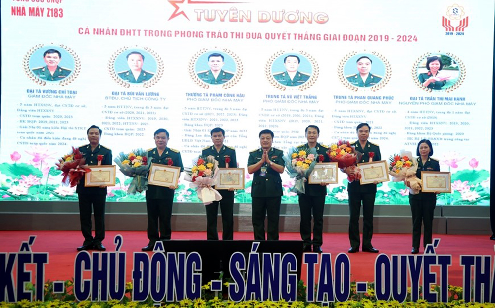 Đại tá Nguyễn Đức Tăng, Ủy viên Đảng ủy, Phó Chính ủy Tổng cục Công nghiệp quốc phòng trao giấy khen của Tổng cục và tặng hoa chúc mừng lãnh đạo, chỉ huy Nhà máy Z183.