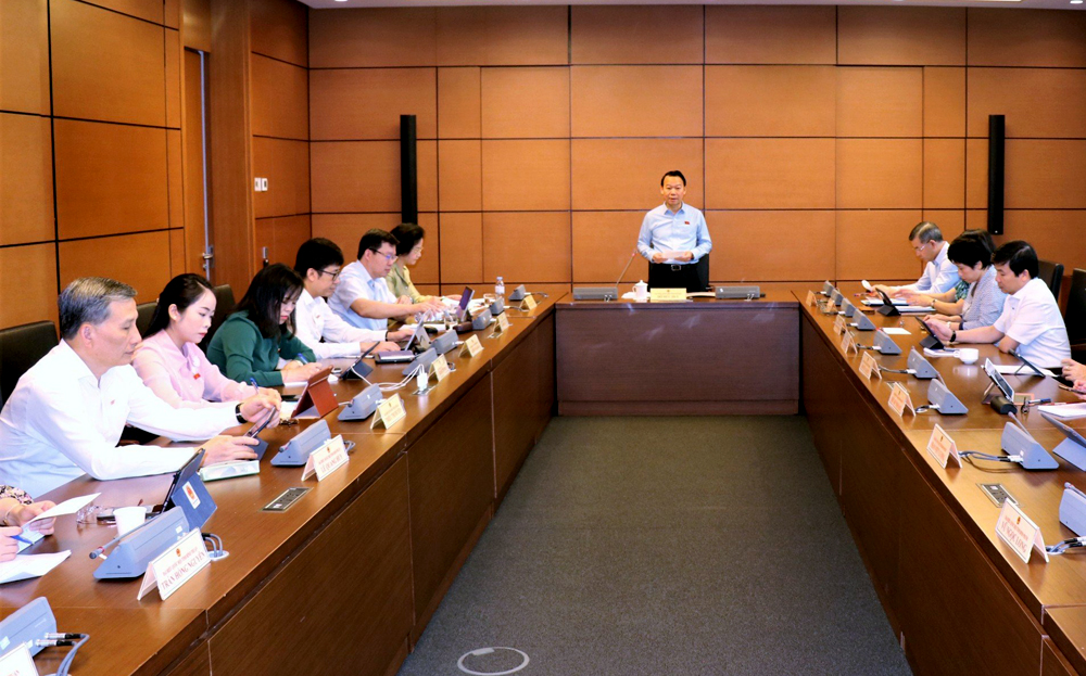 Bí thư Tỉnh ủy Đỗ Đức Duy - Trưởng đoàn Đại biểu Quốc hội tỉnh Yên Bái phát biểu trong phiên thảo luận ở tổ sáng 23/5.