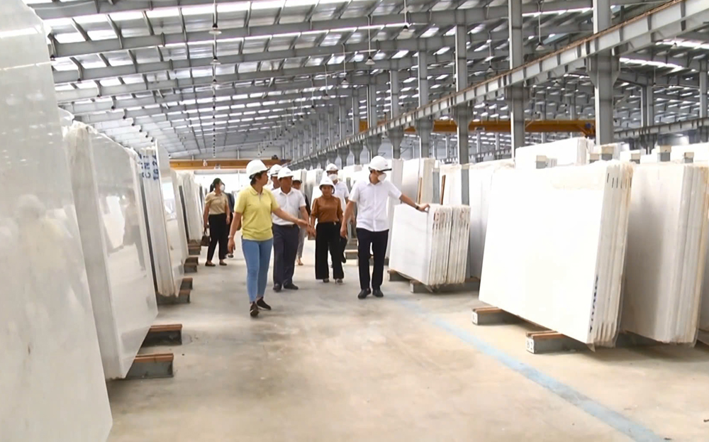 Yen Binh District leaders inspect the production activities of Bao Lai White Stone One Member Limited Liability Company in Thinh Hung Commune, Yen Binh District.