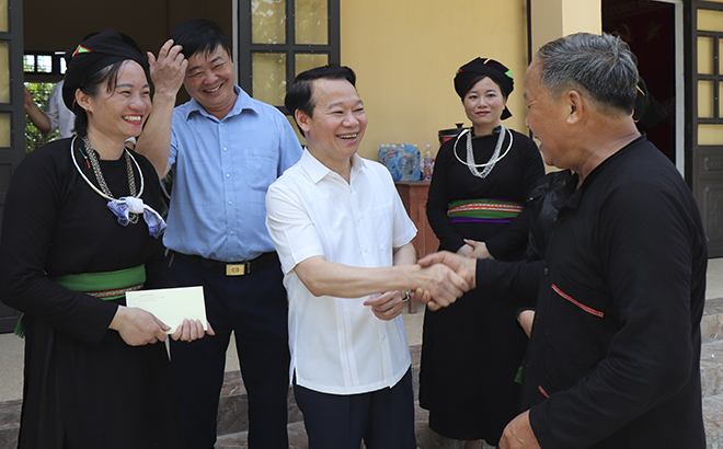 Đồng chí Đỗ Đức Duy - nguyên Bí thư Tỉnh ủy nay là Bộ trưởng Bộ Nông nghiệp và Môi trường gặp gỡ, trao đổi với ông Vi Đình Vân và các đảng viên trong Chi bộ thôn Thủy Văn, xã Phan Thanh.