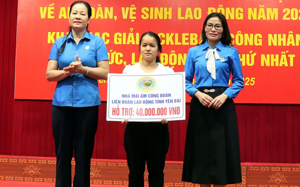 Lãnh đạo LĐLĐ tỉnh và huyện Yên Bình trao hỗ trợ xây dựng nhà “Mái ấm công đoàn” cho cô giáo Nông Thị Hồng Chuyên, đoàn viên công đoàn Trường Tiểu học và Trung học cơ sở xã Tân Nguyên.