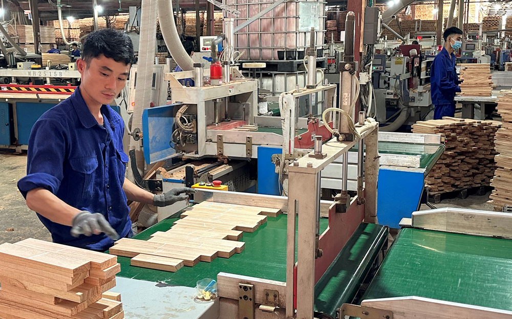 Công nhân Doanh nghiệp tư nhân Đăng Khoa (Trấn Yên) chế biến gỗ rừng trồng.