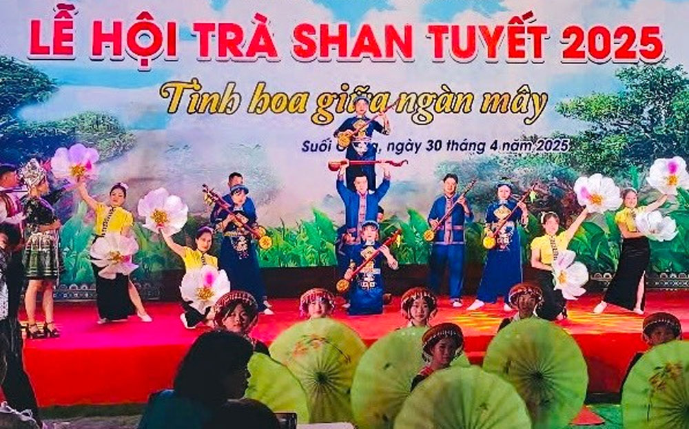 Các tiết mục văn nghệ đặc sắc do các đội văn nghệ quần chúng biểu diễn, giới thiệu vẻ đẹp truyền thống của đồng bào dân tộc Mông.