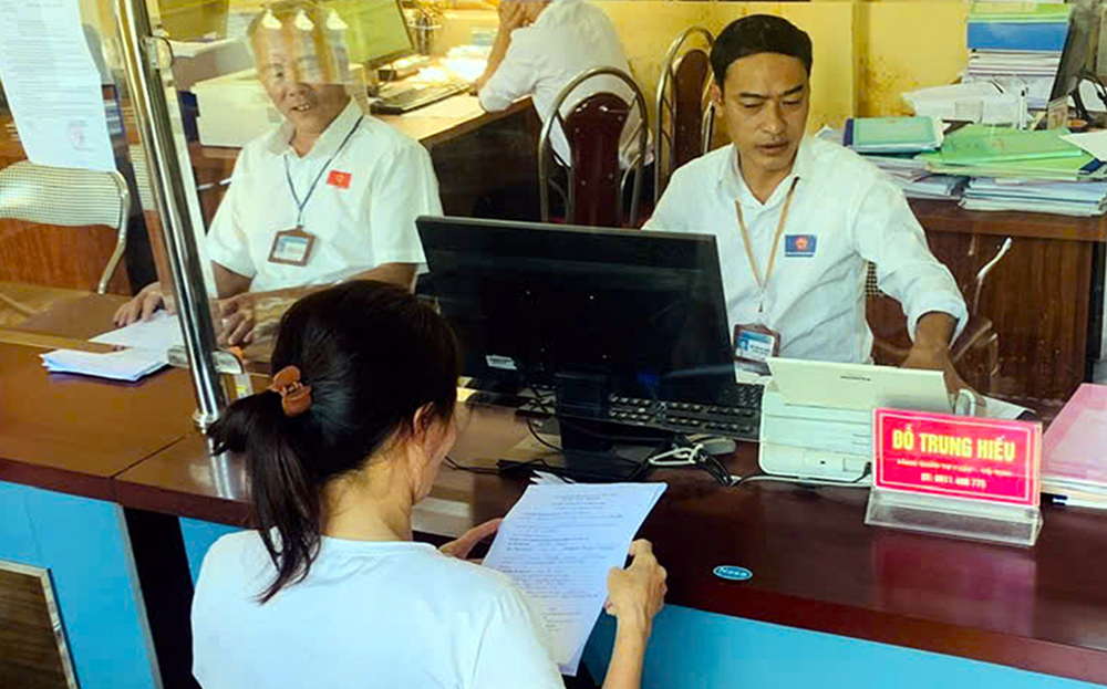 Cán bộ Bộ phận Phục vụ hành chính công xã Vân Hội giải quyết thủ tục hành chính cho người dân.