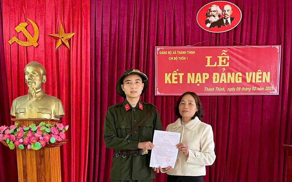 Đồng chí Dương Thị Chung - Bí thư Chi bộ thôn 1, xã Thành Thịnh trao Quyết định kết nạp đảng viên cho tân binh Trần Đức Hoàn tham gia nghĩa vụ Công an nhân dân năm 2025.