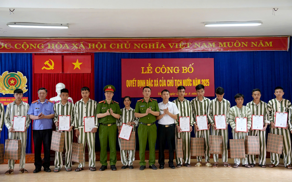 Lãnh đạo Công an tỉnh trao Quyết định đặc xá cho các phạm nhân tại Trại Tạm giam Công an tỉnh