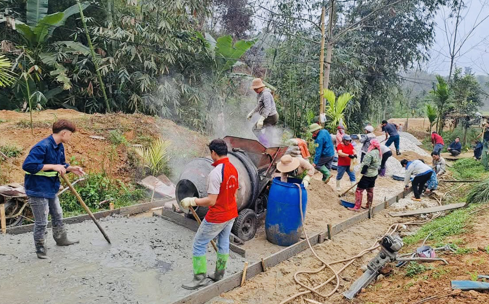 Nhân dân xã Tân Lĩnh chung sức làm đường giao thông nông thôn.