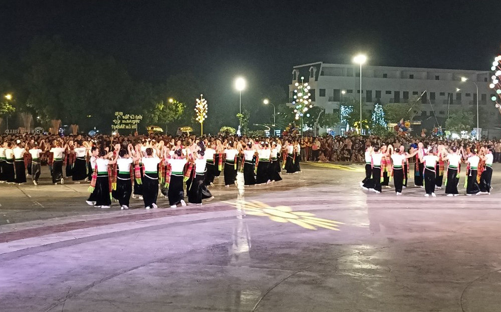 Xòe Thái - nét văn hóa đậm đà bản sắc ở Nghĩa Lộ thu hút nhiều du khách tham gia trải nghiệm.