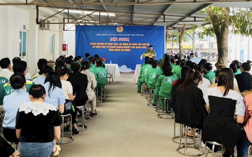 Công đoàn Các khu công nghiệp tỉnh phối hợp với Công an tỉnh tổ chức Hội nghị tuyên truyền pháp luật cho người lao động tại Khu Công nghiệp phía Nam.