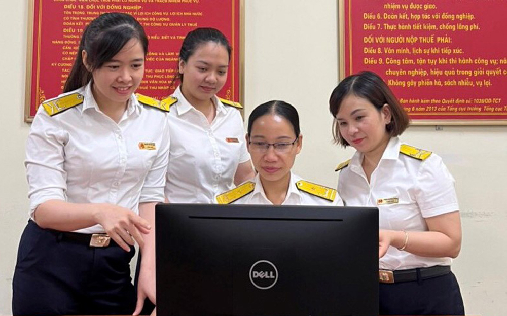 Cán bộ Đội thuế liên huyện Yên Bái - Yên Bình trao đổi về công tác thu ngân sách quý II năm 2025.