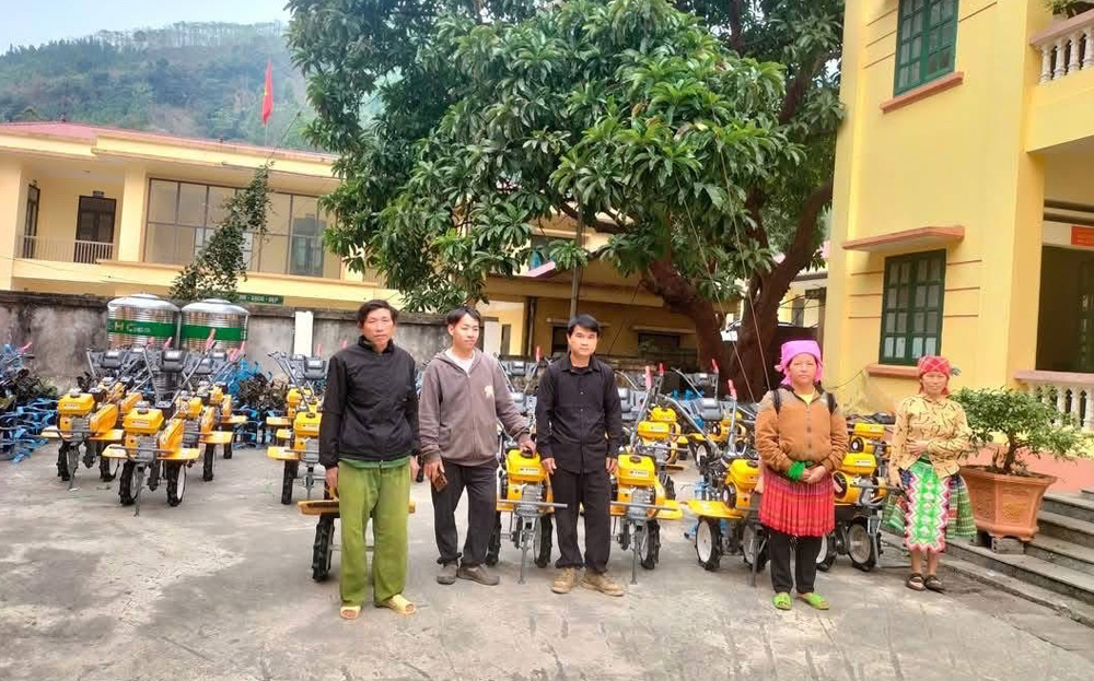Người dân xã Suối Bu, huyện Văn Chấn được hỗ trợ máy nông cụ thực hiện chuyển đổi nghề theo Chương trình mục tiêu quốc gia phát triển kinh tế - xã hội vùng đồng bào dân tộc thiểu số và miền núi.