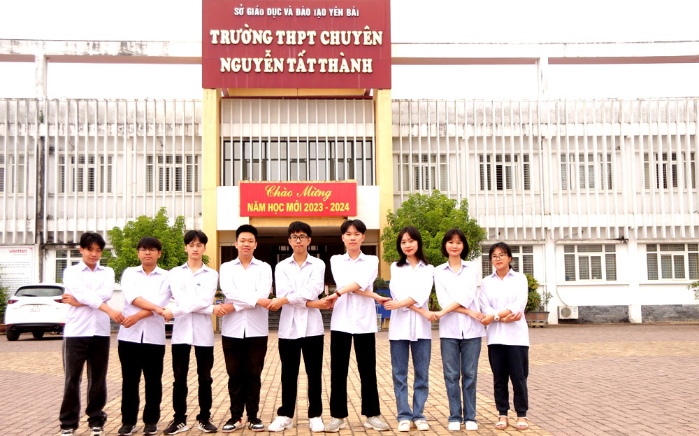 Bối cảnh mới của đất nước đang đặt ra yêu cầu đào tạo lớp người mới phát triển toàn diện, có đủ bản lĩnh, trí tuệ, sức khoẻ (cả thể chất và tinh thần) tương xứng với việc thực hiện 2 mục tiêu 100 năm của đất nước. (Ảnh: Đội tuyển chọn HSG quốc gia môn Vật Lý Trường THPT chuyên Nguyễn Tất Thành)