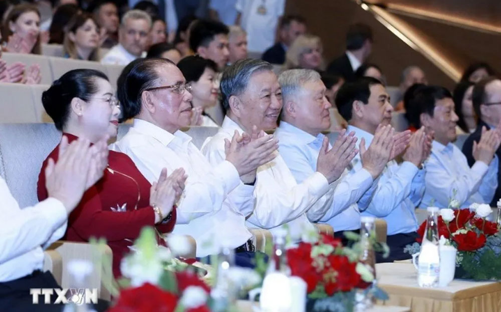 Tổng Bí thư Tô Lâm cùng các đại biểu tham dự chương trình nghệ thuật “Bài ca Chiến thắng”.