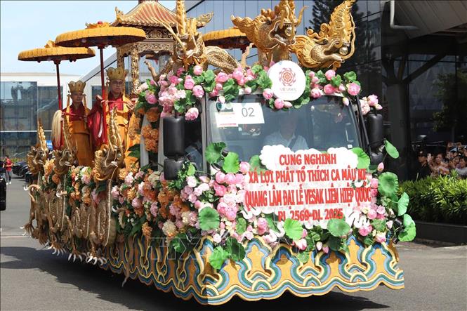 Xe hoa cửu long của Giáo hội Phật giáo Việt Nam cung rước Xá lợi Đức Phật Thích Ca.