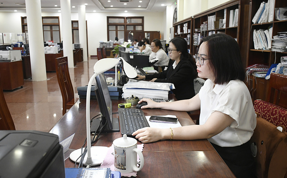 Cán bộ Phòng Giao dịch số 3 thuộc KBNN khu vực XIII đang rà soát chứng từ. (Ảnh minh họa)