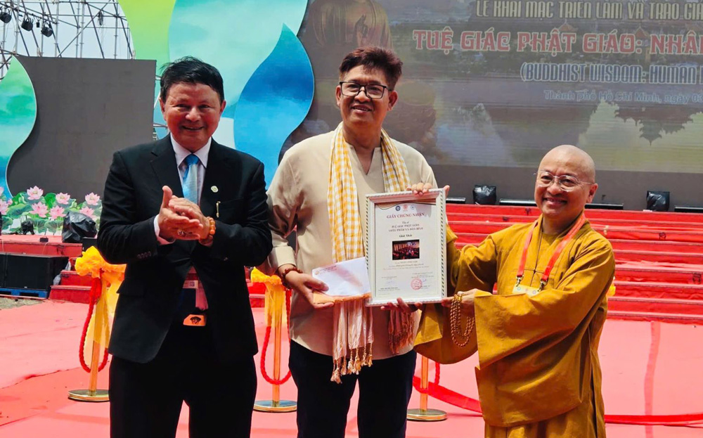 Đại diện ban tổ chức trao giải cho tác giả đạt giải của cuộc thi ảnh nghệ thuật.