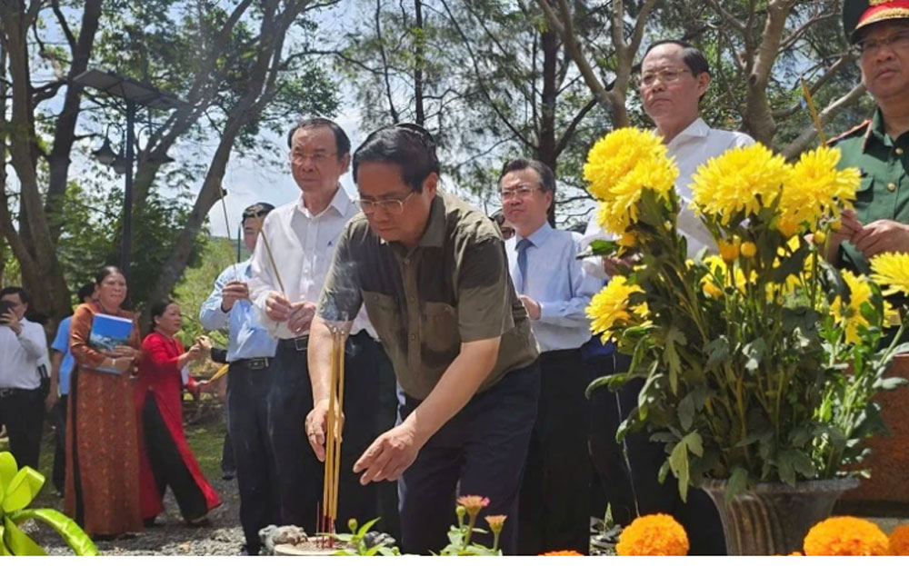 Thủ tướng Phạm Minh Chính dâng hương tại phần mộ Tổng Bí thư Lê Hồng Phong tại Nghĩa trang Hàng Dương.