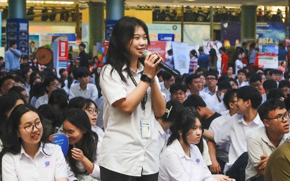 Học sinh Trường THCS và THPT Nguyễn Tất Thành chia sẻ những băn khoăn trong việc lựa chon ngành học và định hướng tương lai.