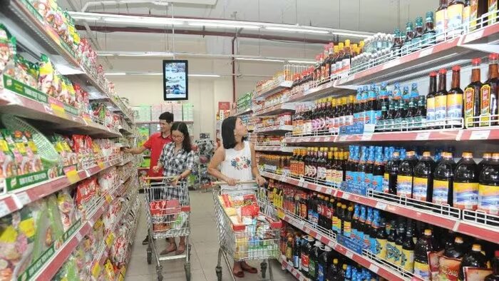 Người dân mua sắm tại hệ thống siêu thị Coopmart.