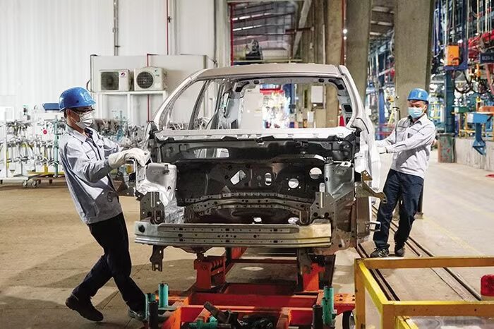 Sản xuất lắp ráp ô tô tại nhà máy của Công ty Ford Việt Nam (liên doanh giữa Tập đoàn Ô tô Ford Hoa Kỳ và Công ty Diesel Sông Công).