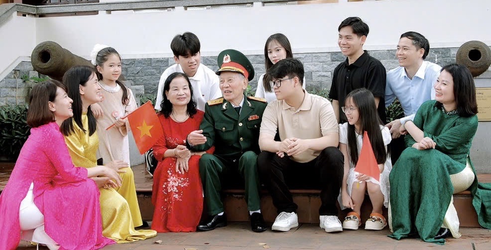 Ông Nguyễn Đăng Khoa kể lại những năm tháng chiến đấu hào hùng của quân và dân ta cho con cháu nghe.