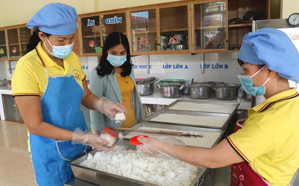 Duy trì an toàn vệ sinh thực phẩm trong trường học và các bếp ăn tập thể là vấn đề cần đặc biệt quan tâm.