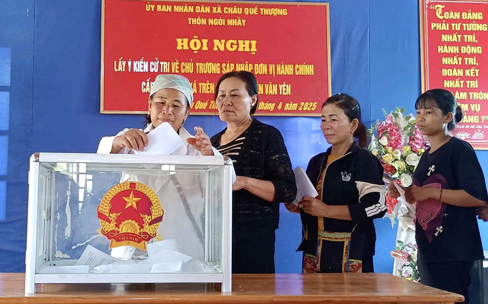 Người dân thôn Ngòi Nhầy, xã Châu Quế Thượng, huyện Văn Yên bỏ phiếu tham gia ý kiến vào 2 đề án.