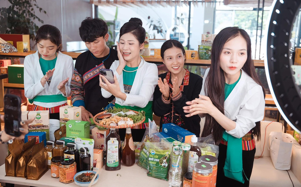 Chị Bàn Thị Duyên ở xã Châu Quế Hạ, huyện Văn Yên (đứng thứ 2, từ phải sang) thực hiện một buổi livestream giới thiệu, bán nông sản.