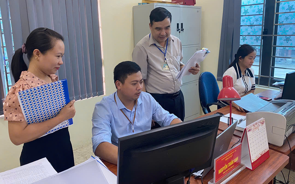 Lãnh đạo Phòng Tư pháp huyện Lục Yên trao đổi về kế hoạch tuyên truyền pháp luật.