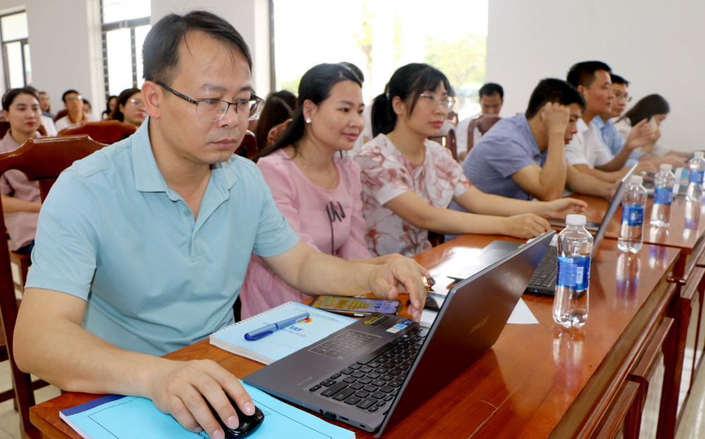 Tham gia tập huấn, cán bộ, công chức, viên chức, kỹ sư, nhân viên trong các cơ quan, đơn vị, doanh nghiệp trên địa bàn tỉnh được trang bị kiến thức và các kỹ năng cơ bản về về trí tuệ nhân tạo để khai thác, sử dụng an toàn, hiệu quả.