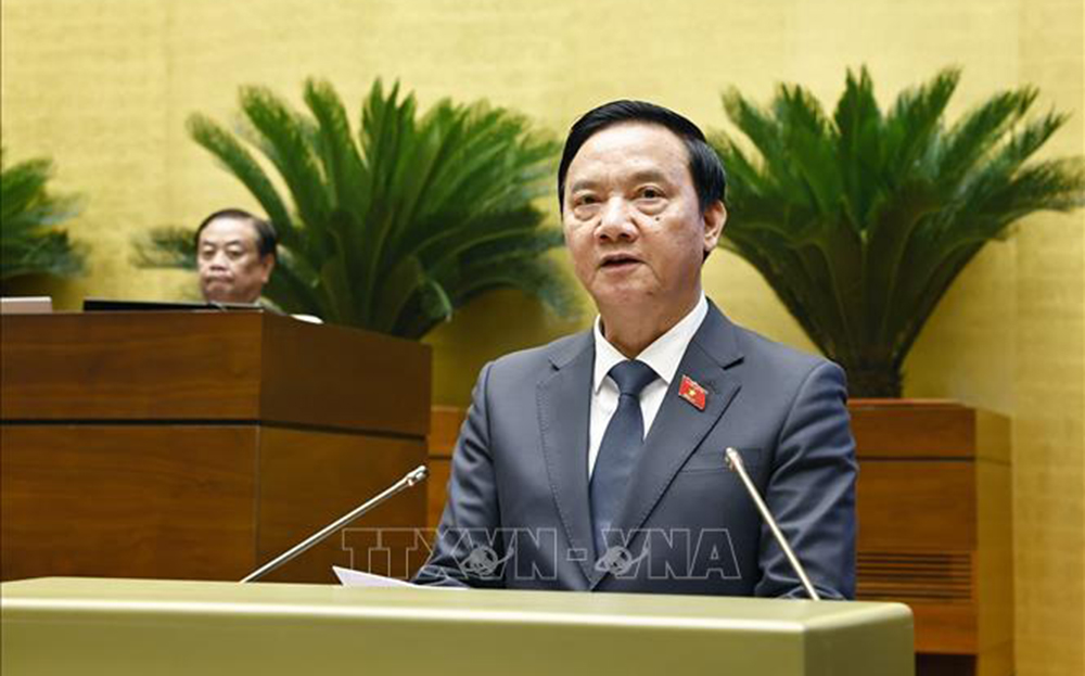 Phó Chủ tịch Quốc hội Nguyễn Khắc Định trình bày Tờ trình đề nghị Quốc hội xem xét, quyết định việc sửa đổi, bổ sung một số điều của Hiến pháp năm 2013 và Tờ trình về việc thành lập Ủy ban dự thảo sửa đổi, bổ sung một số điều của Hiến pháp năm 2013.