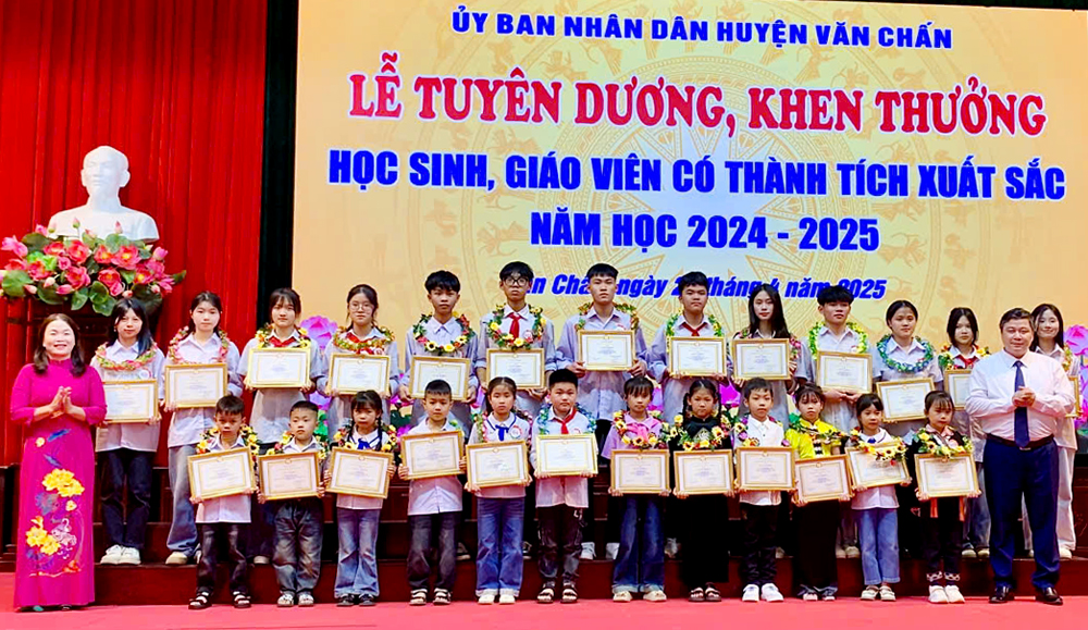 Các học sinh có thành tích xuất sắc trong năm học 2024- 2025 được tuyên dương, khen thưởng.