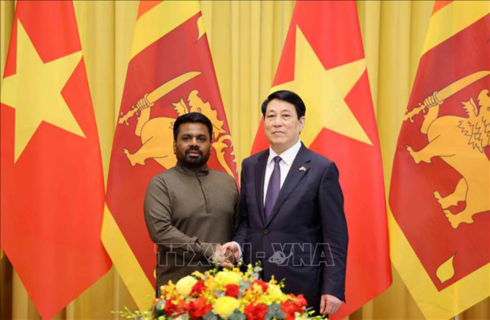 Chủ tịch nước Lương Cường và Tổng thống Sri Lanka Anura Kumara Dissanayaka chụp ảnh chung trước hội đàm.