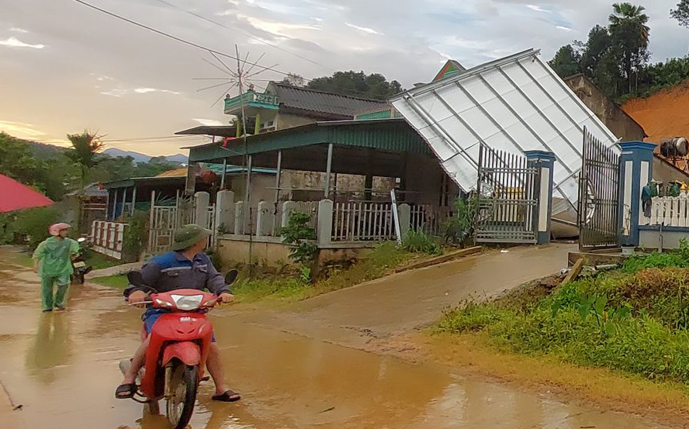 Trận m88 mới nhất hôm này lốc mạnh bất ngờ xảy ra khiến nhiều nhà dân bị tốc mái.