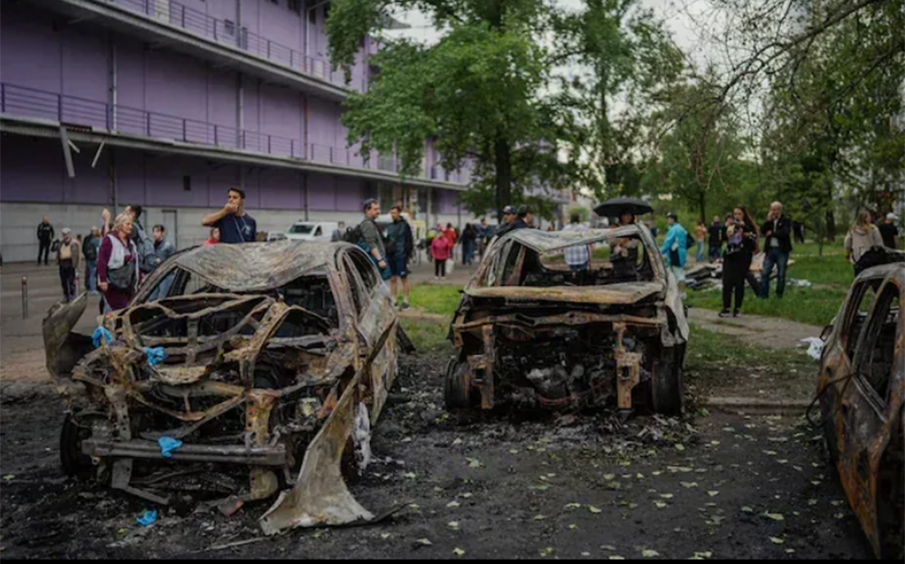 Một địa điểm tại quận Obolonskyi, ngoại ô thủ đô Ukraine bị trúng không kích từ máy bay không người lái của Nga, ngày 4/5/2025. (Ảnh: Global Images Ukraine)