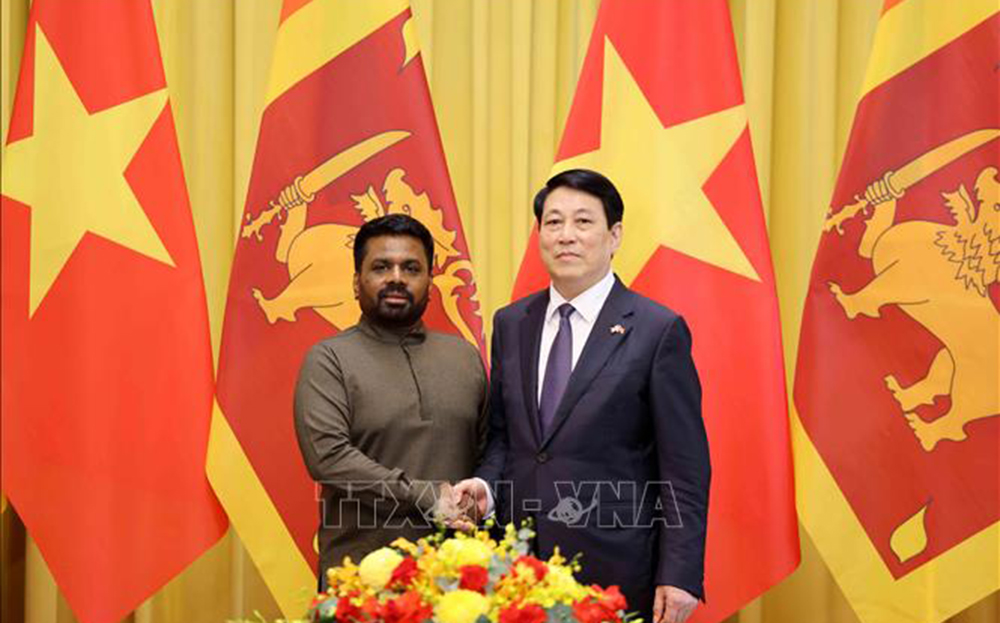 Chủ tịch nước Lương Cường và Tổng thống Sri Lanka Anura Kumara Dissanayaka chụp ảnh chung trước hội đàm.